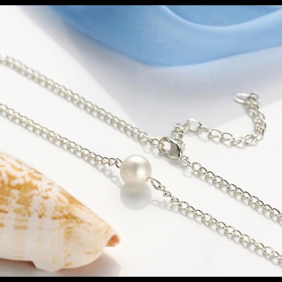 Simplistic Pearl Necklace - Picture 3 of 8